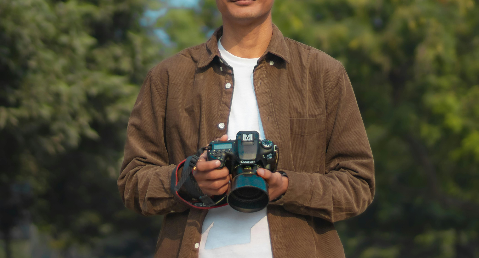 Freelancer pitelee kameraa ulkona – loppuvuoden tarkistuslista varmistaa kassavirran vuodelle 2026